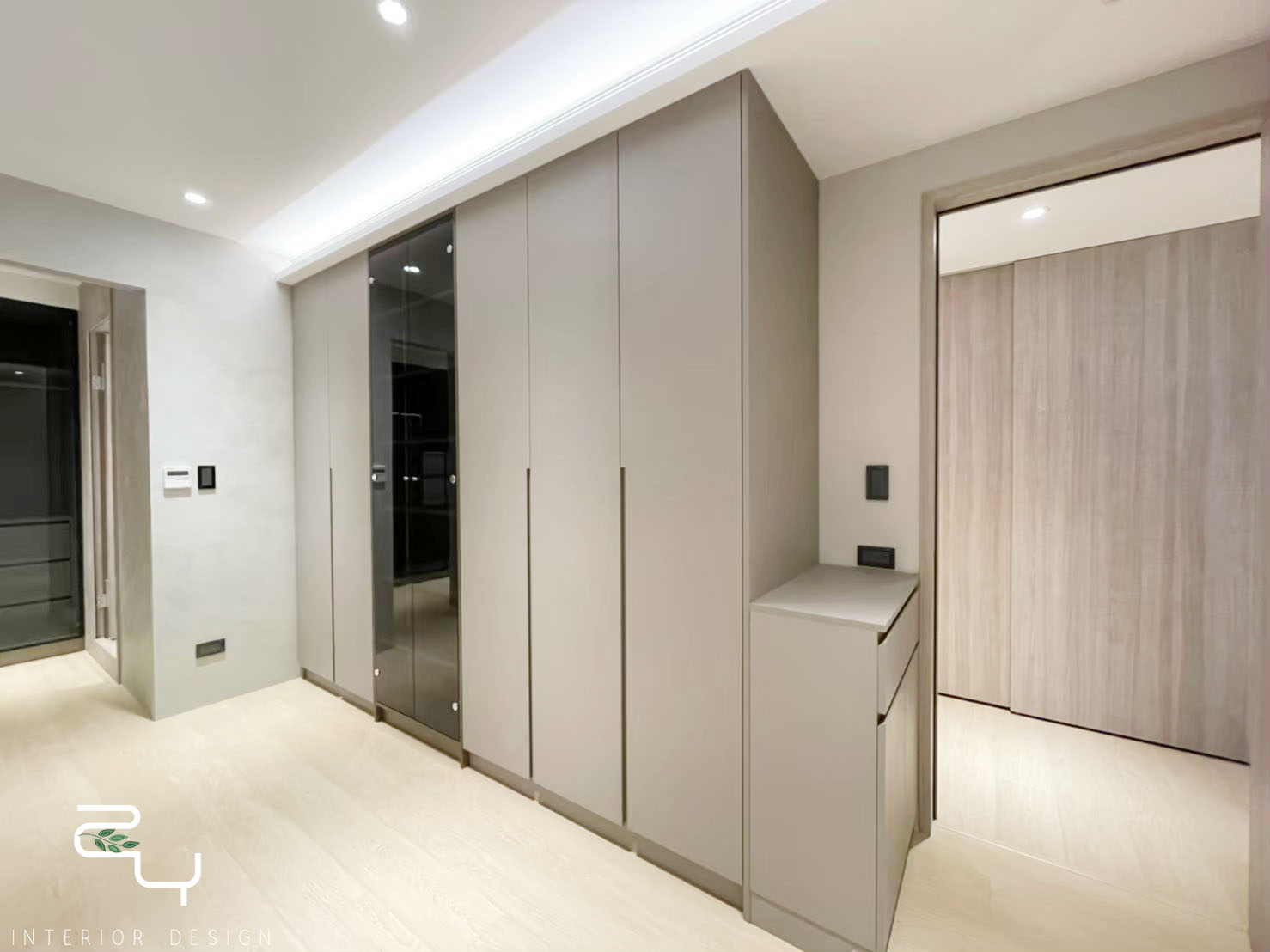 現代極簡主臥收納設計，灰色整牆式系統衣櫃搭配隱藏門，打造無印系質感空間